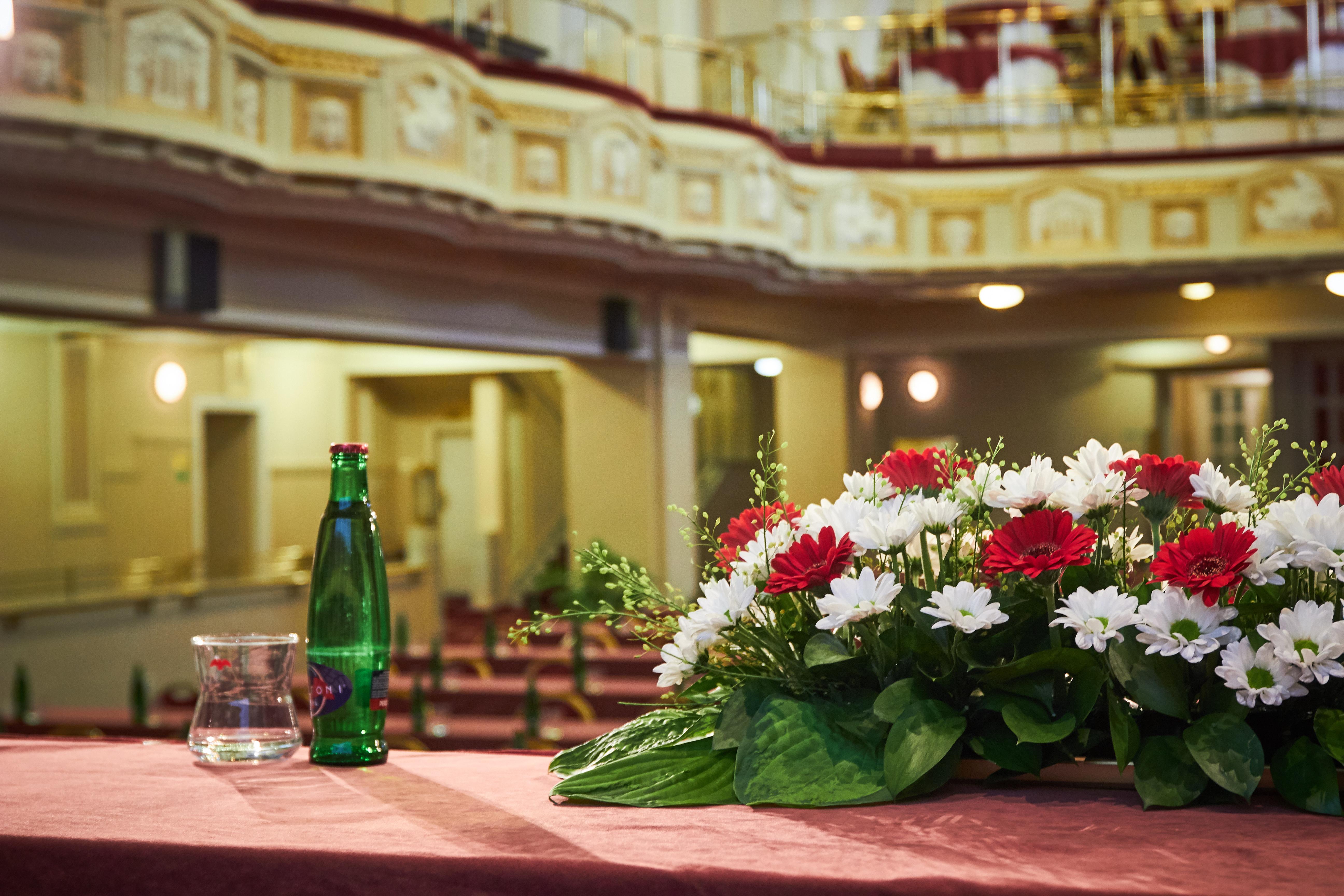 Ambassador Zlata Husa Praga Exterior foto The stage of the theatre
