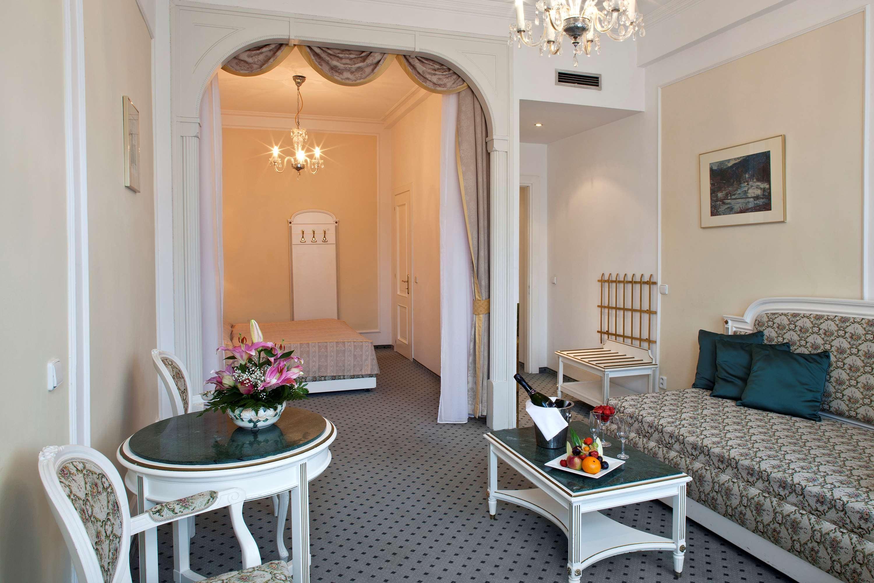 Ambassador Zlata Husa Praga Exterior foto A suite at the Grand Hotel