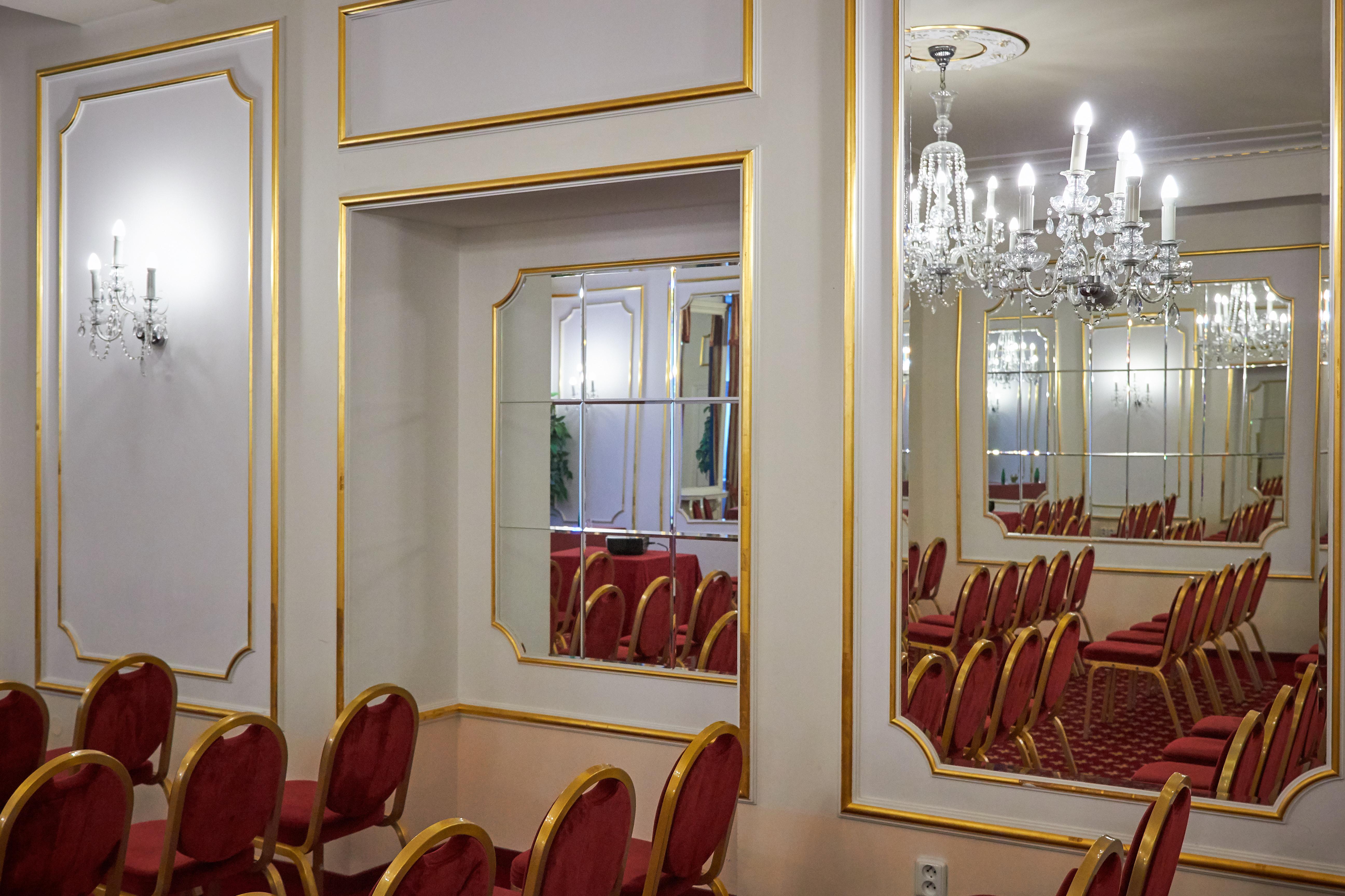 Ambassador Zlata Husa Praga Exterior foto Mirrors in a ballroom