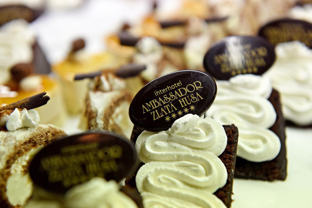 Ambassador Zlata Husa Praga Exterior foto Desserts at the hotel