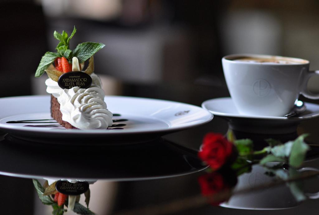 Ambassador Zlata Husa Praga Exterior foto A chocolate cake with a cup of coffee