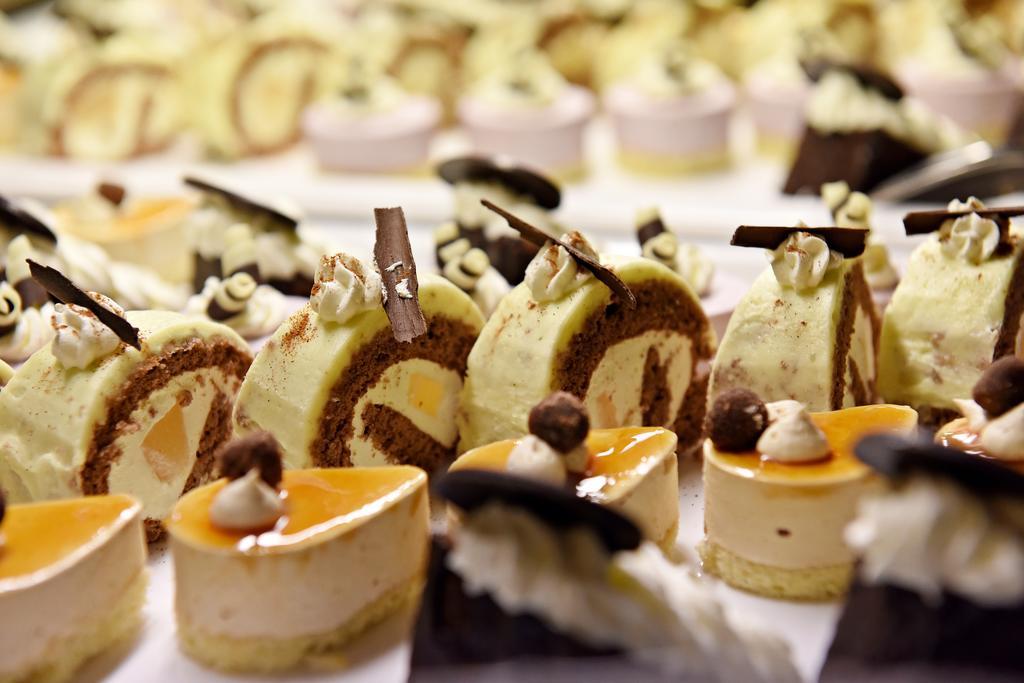 Ambassador Zlata Husa Praga Exterior foto Petit fours