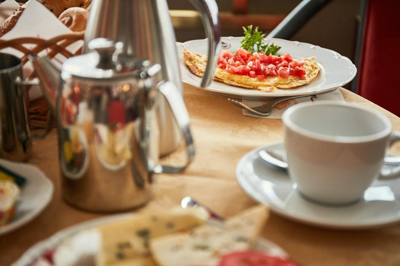 Ambassador Zlata Husa Praga Exterior foto A breakfast at the restaurant